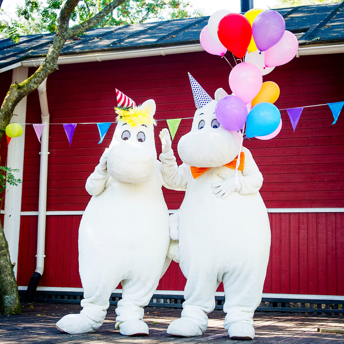 Moomintroll and Snorkmaiden with balloons