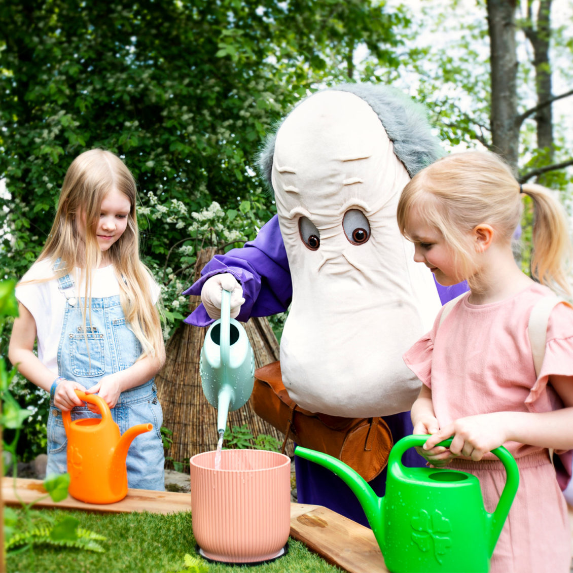 Hemulen and kids are watering the flowers