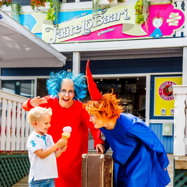 Thingumy and Bob in the ice cream bar