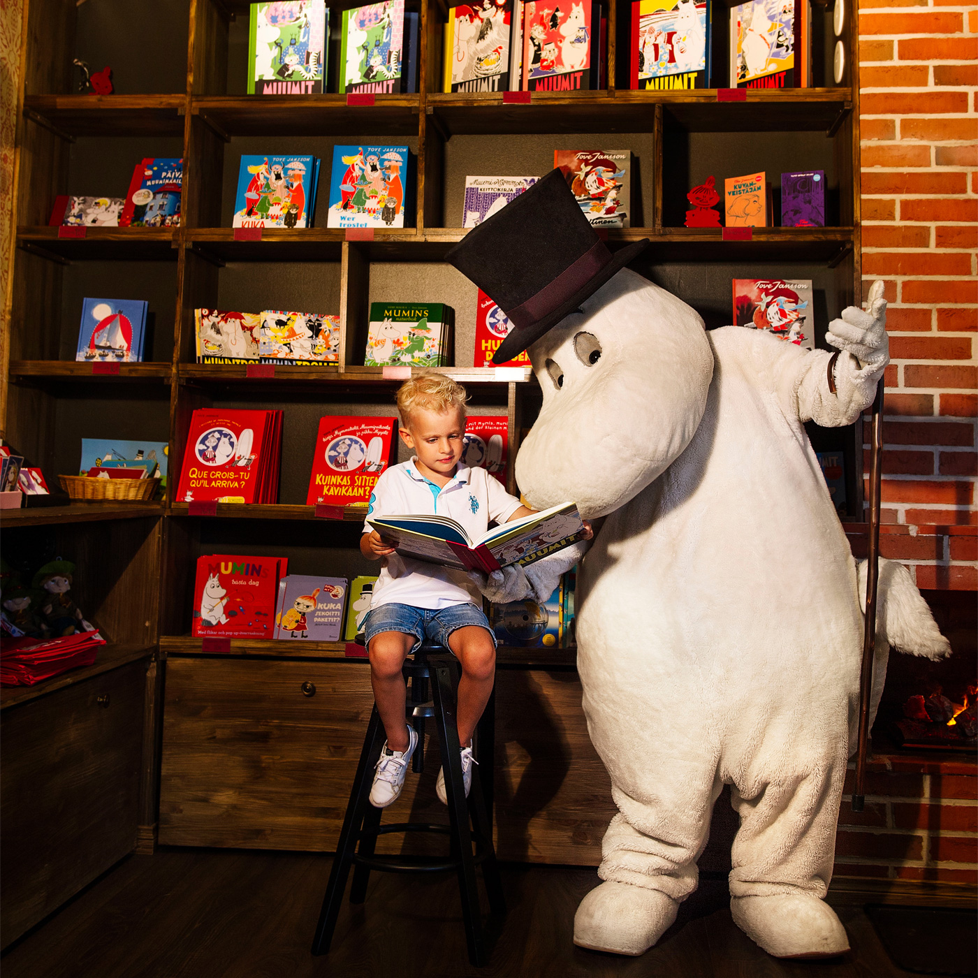Moominpappa reading books