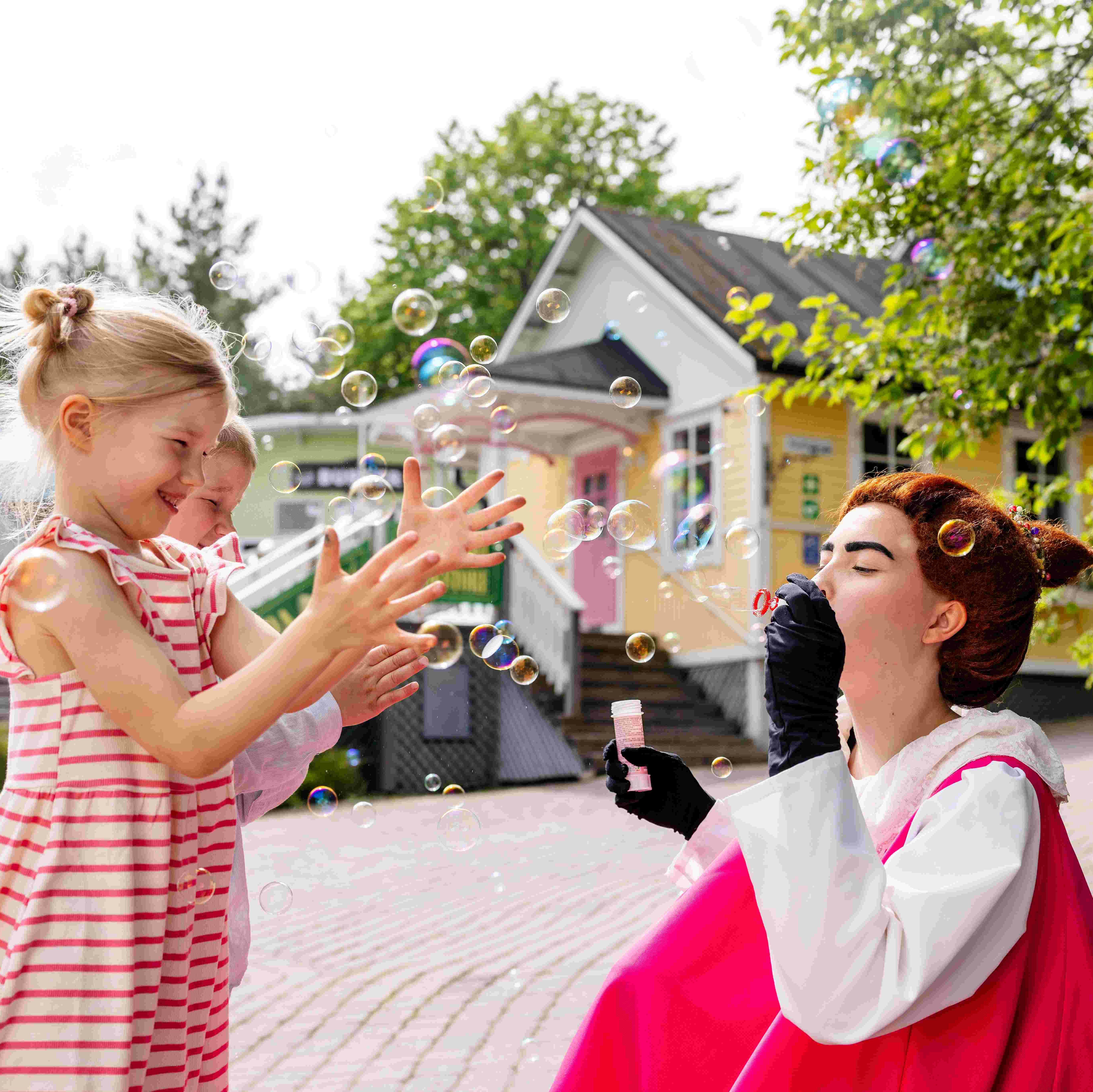 Kids and Mymble are playing with soap bubbles