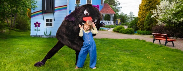 Stinky and kid in the front of the Moominhouse