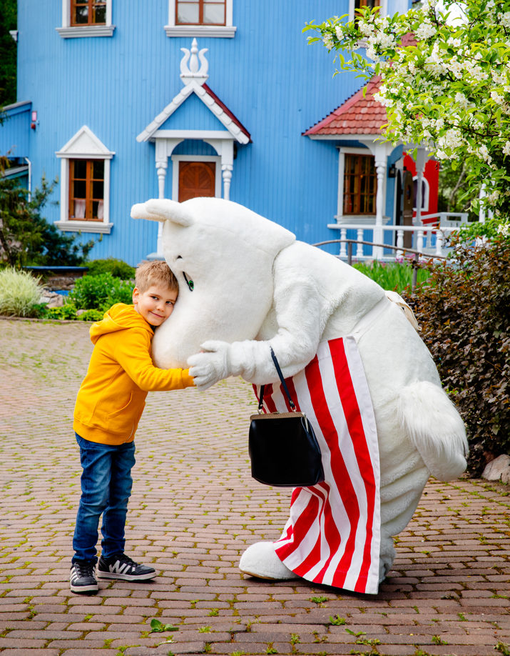 Moominmamma and kid hugging