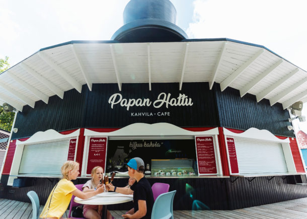 Kids are eating ice cream in the terrace of Café Pappa’s Hat