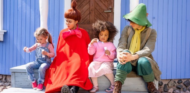 Pikku Myy, Nuuskamuikkunen ja lapset puhaltavat saippukuplia Muumitalon kuistilla.